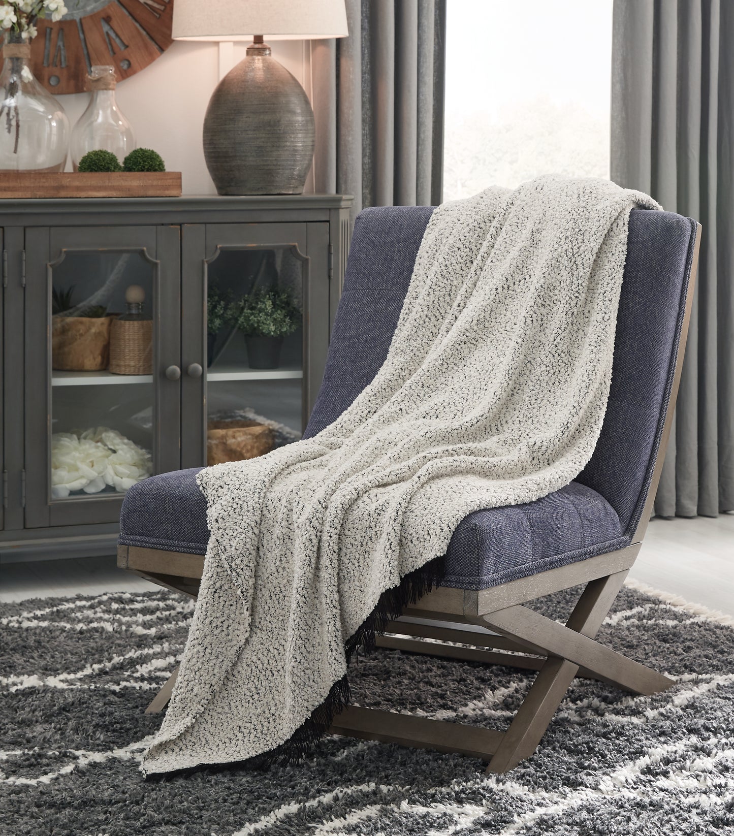 The Furniture Outlets - Ashley Furniture - Leonita Throw (Set of 3) - Throw (3/CS) / Black/White - A1000769