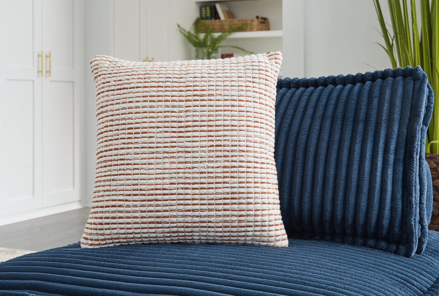 The Furniture Outlets - Ashley Furniture - Nashlin Pillows - Pillow (4/CS) / White/Rust - A1001038