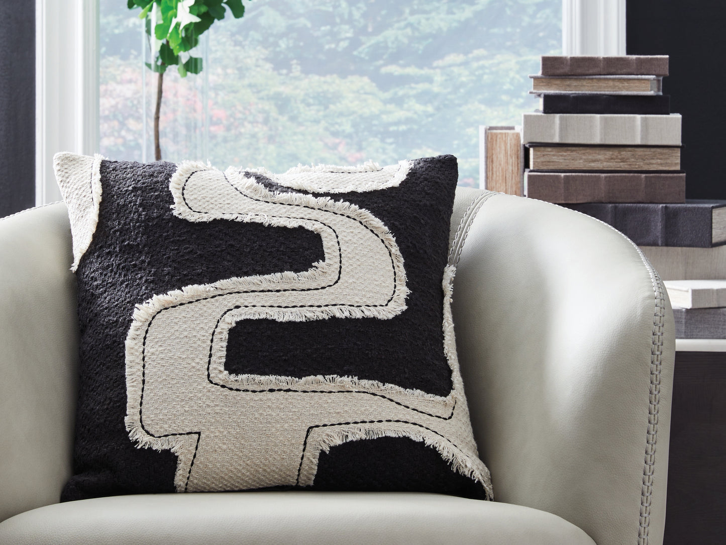 The Furniture Outlets - Ashley Furniture - Veerbank Pillows - Pillow (4/CS) / Black/Beige - A1001114