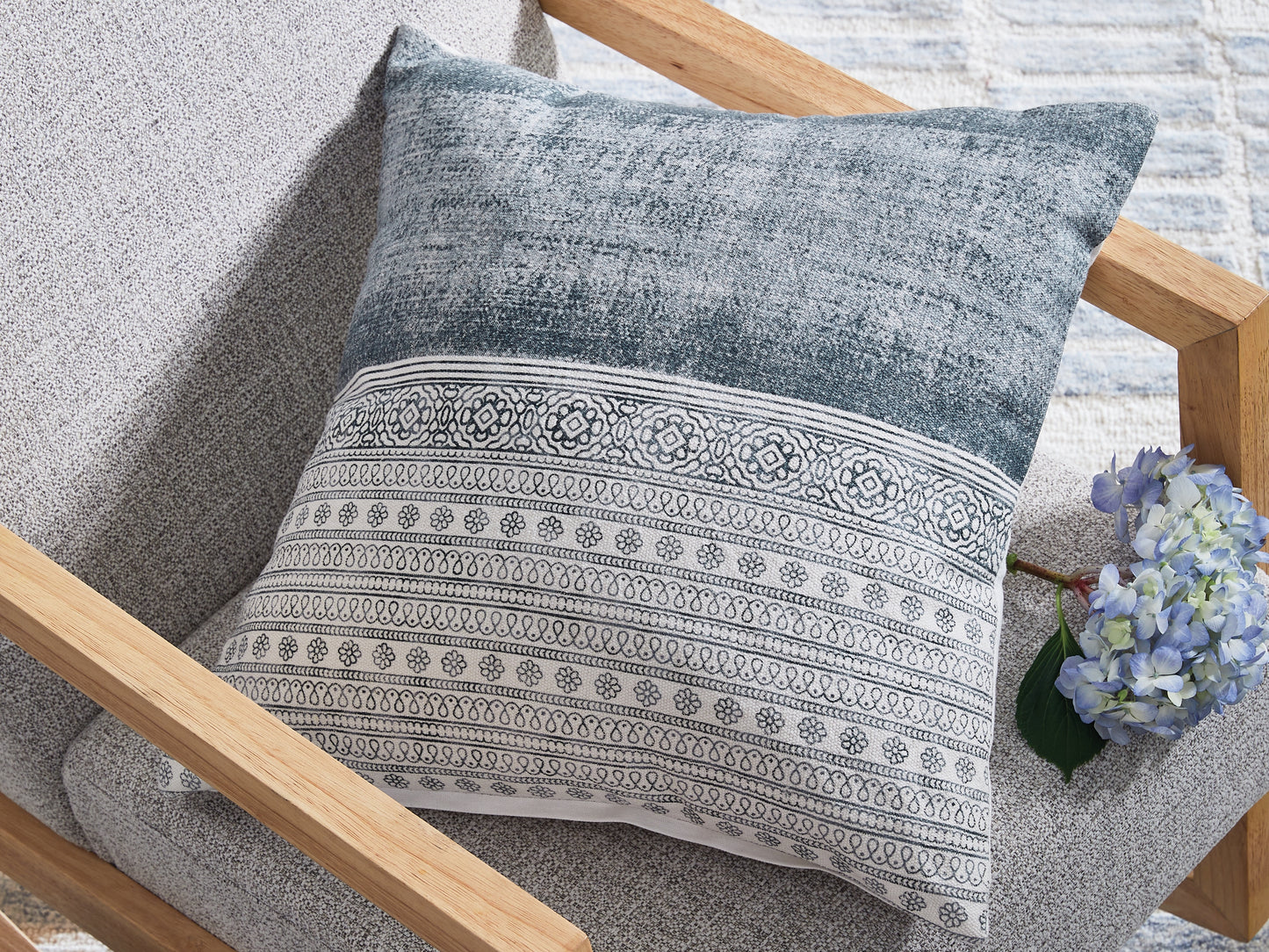 The Furniture Outlets - Ashley Furniture - Harperville Pillows - Pillow (4/CS) / Blue/White - A1001127