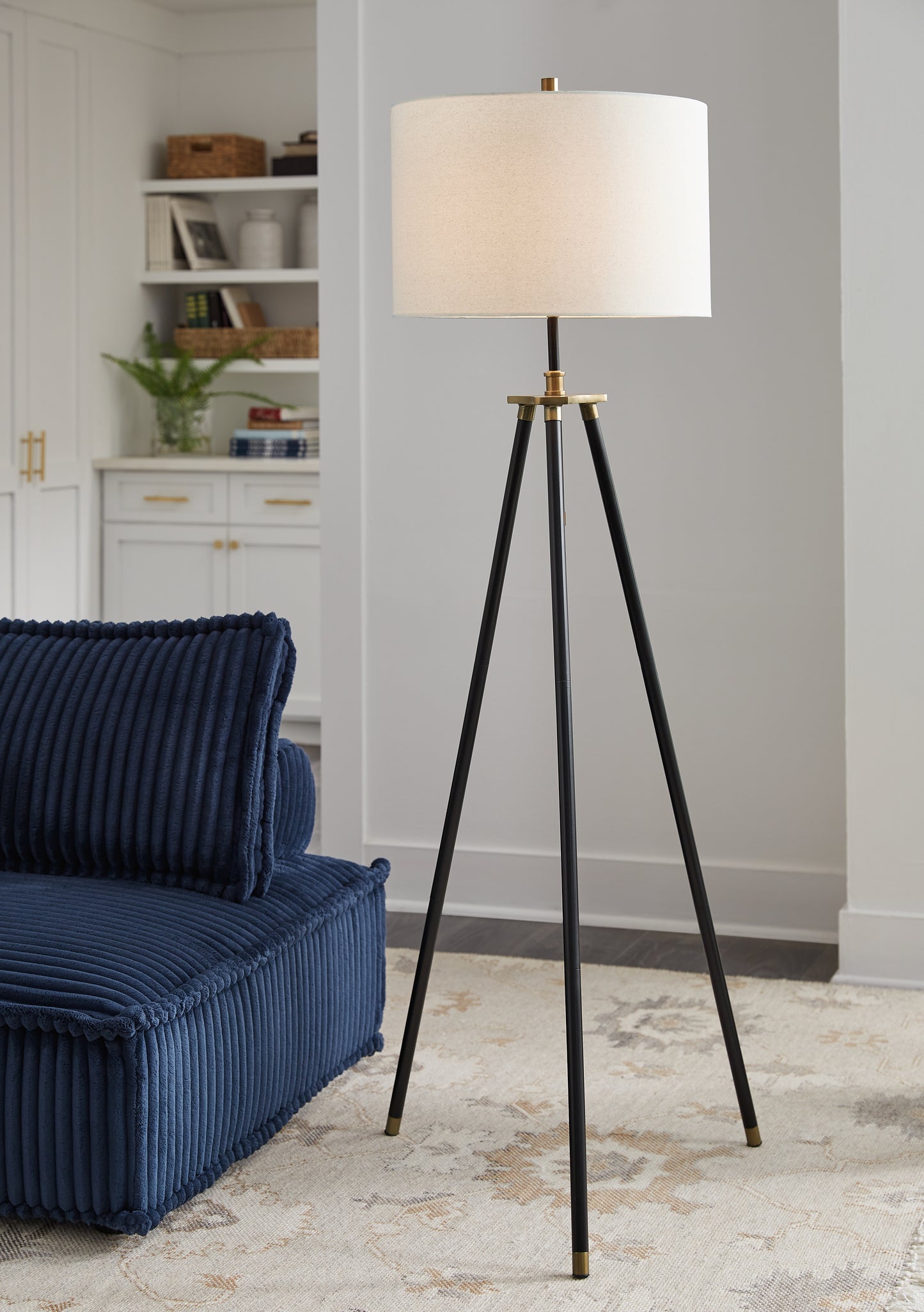 The Furniture Outlets - Ashley Furniture - Cashner Lighting - Metal Floor Lamp (1/CN) / Black/Gold Finish - L206101