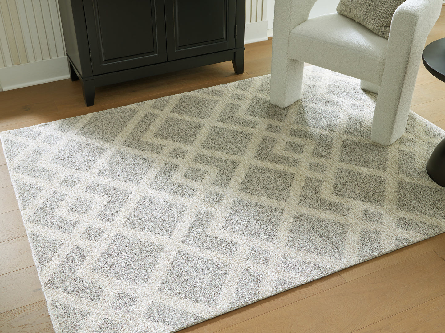 The Furniture Outlets - Ashley Furniture - Unawick Rug - Medium Rug / Gray/Ivory - R407332